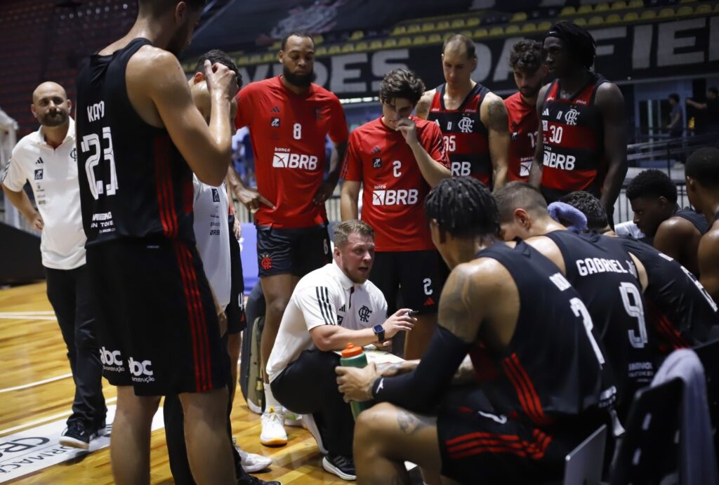 Gustavinho passando instruções para jogadores de basquete do Flamengo