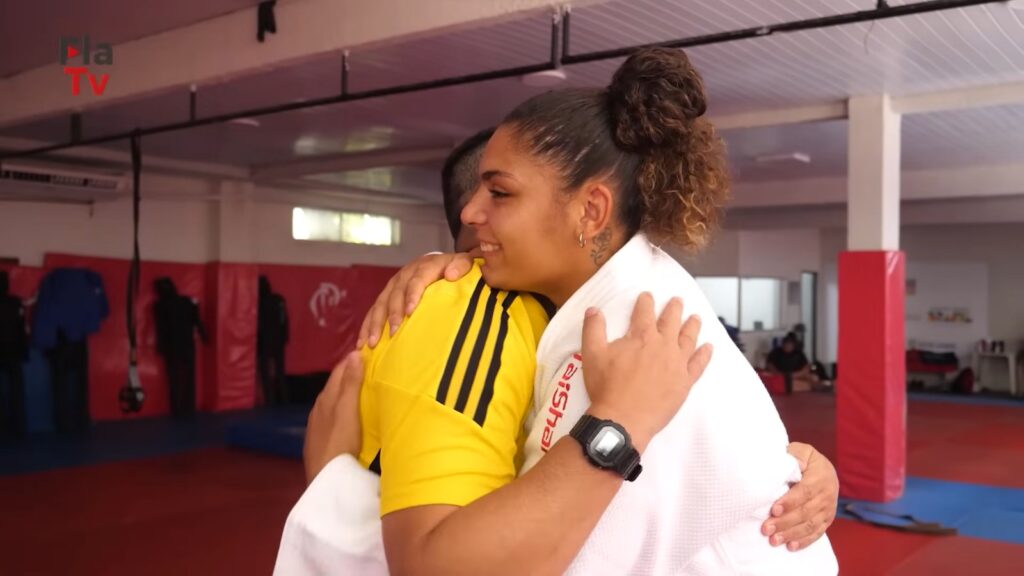 Judoca do Flamengo, Eliza Ramos se emociona e abraço o técnico Taz