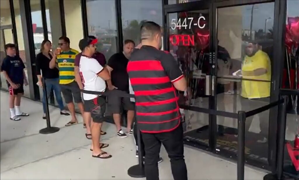 Loja do Flamengo em Orlando, nos EUA, lotada durante lançamento de nova camisa