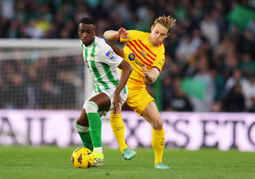 Luiz Henrique sendo marcado por De Jong em Real Betis x Barcelona; alvo do Flamengo foi destaque na partida do Campeonato Espanhol