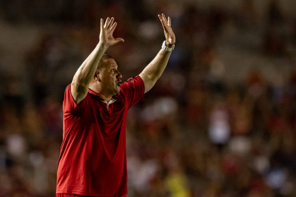 Matheuzinho é reforço para o Flamengo de Mário Jorge contra a Portuguesa