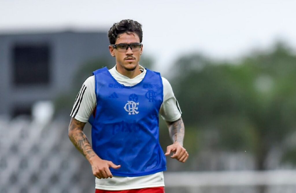 Pedro de óculos em treino do Flamengo