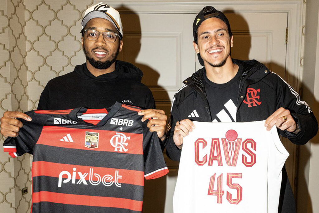 Pedro e Denovan Mitchell com nova camisa do Flamengo