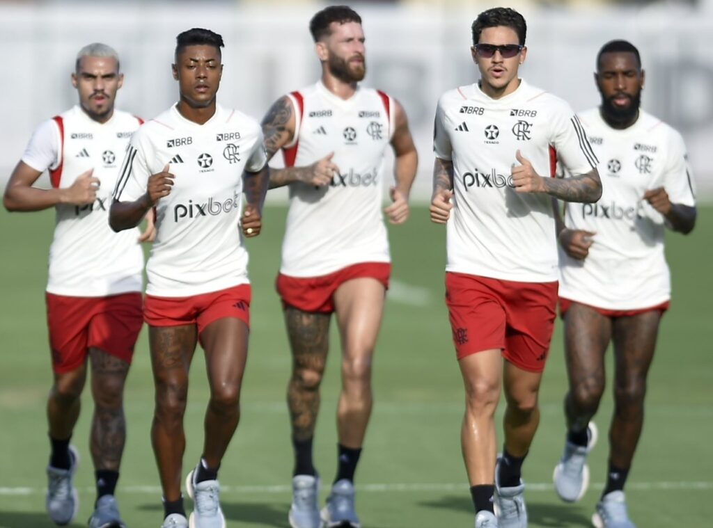 Pedro treina de óculos escuros ao lado de companheiros na reapresentação ao Flamengo no Ninho do Urubu