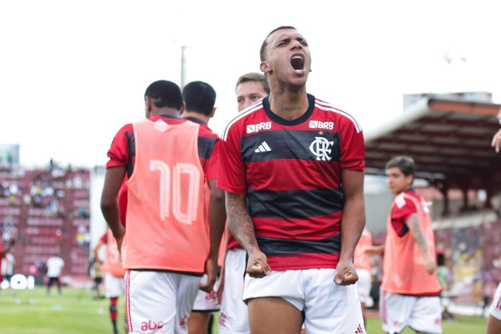 Petterson, joia do Flamengo, será emprestado ao Athletico com opção de compra