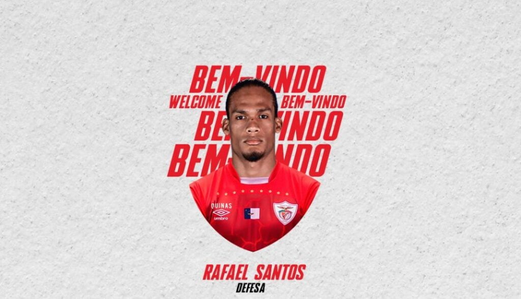 Foto do anúncio de Rafael Santos no Santa Clara, de Portugal; zagueiro revelado pelo Flamengo encontra o goleiro Gabriel Batista, companheiro na base