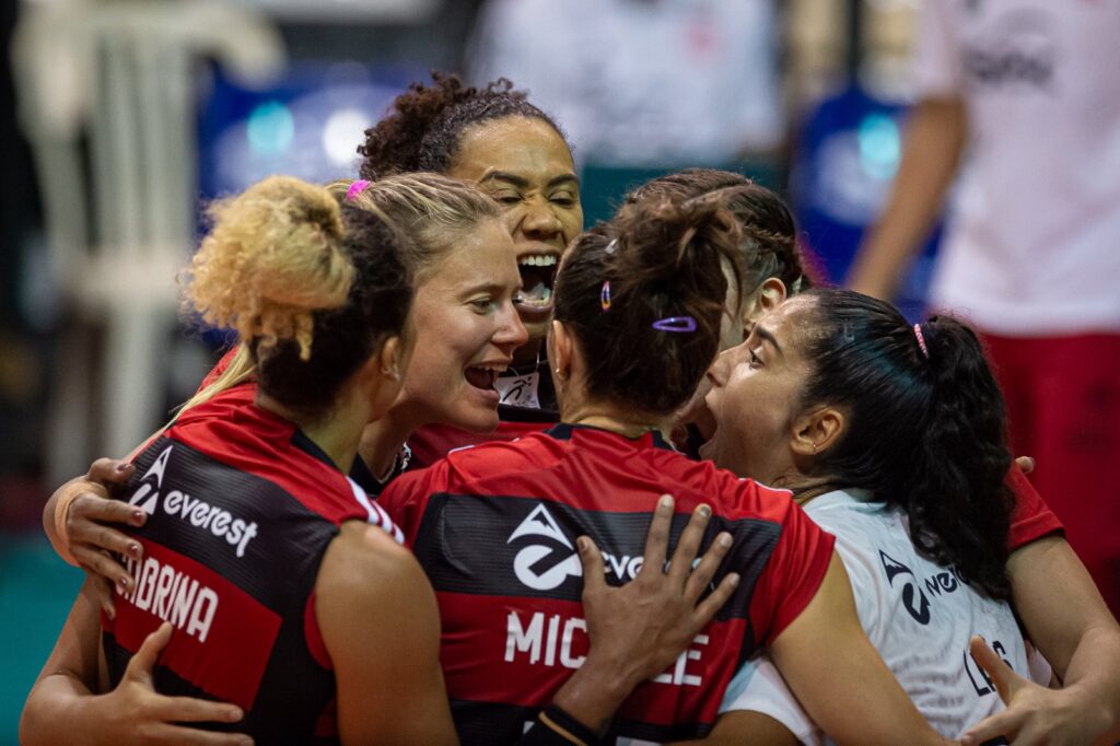 Sesc Flamengo bate Praia Clube para assumir liderança da Superliga Feminina