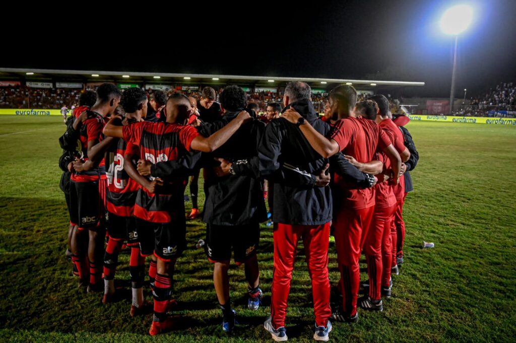 Time Sub-20 do Flamengo reunido em busca da classificação na Copinha