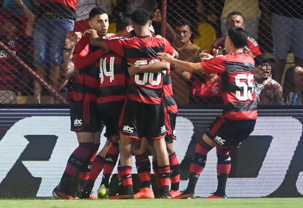Time da base do Flamengo comemora gol na Copinha