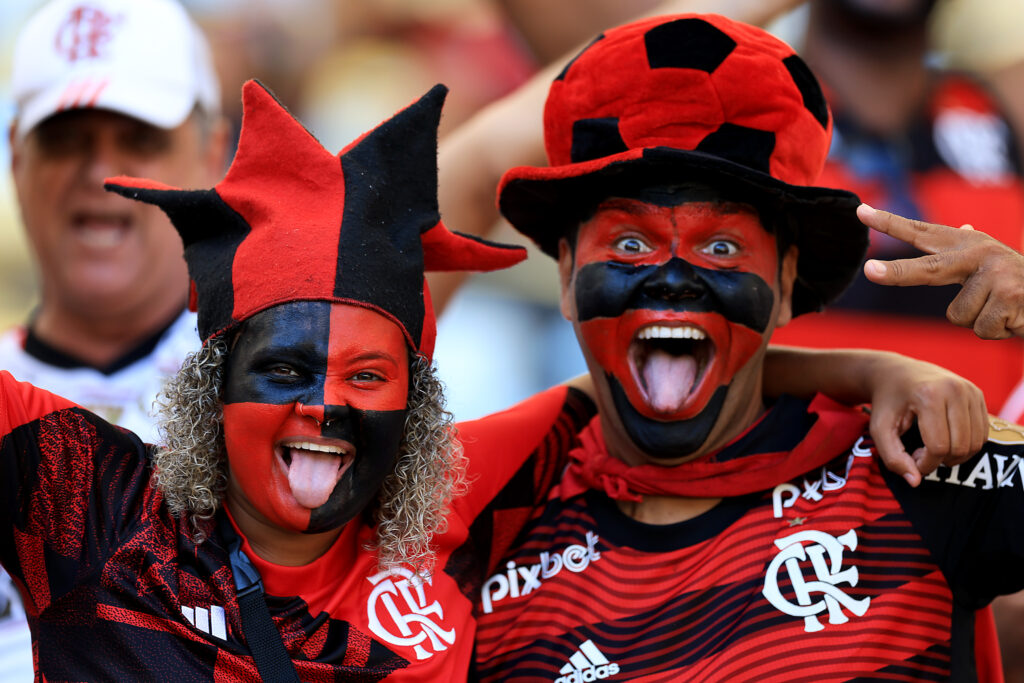 Torcedor do Flamengo pinta o rosto com as cores rubro-negras faz festa na arquibancada momentos antes da final da Copa do Brasil 2023, no Maracanã