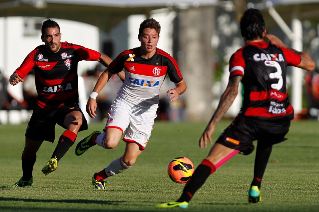 Adryan, do Flamengo, disputa a bola durante a partida entre Flamengo e Vitória pela Série A do Brasileirão 2013, no estádio Barradão, em 1º de dezembro de 2013, em Salvador, Brasil.