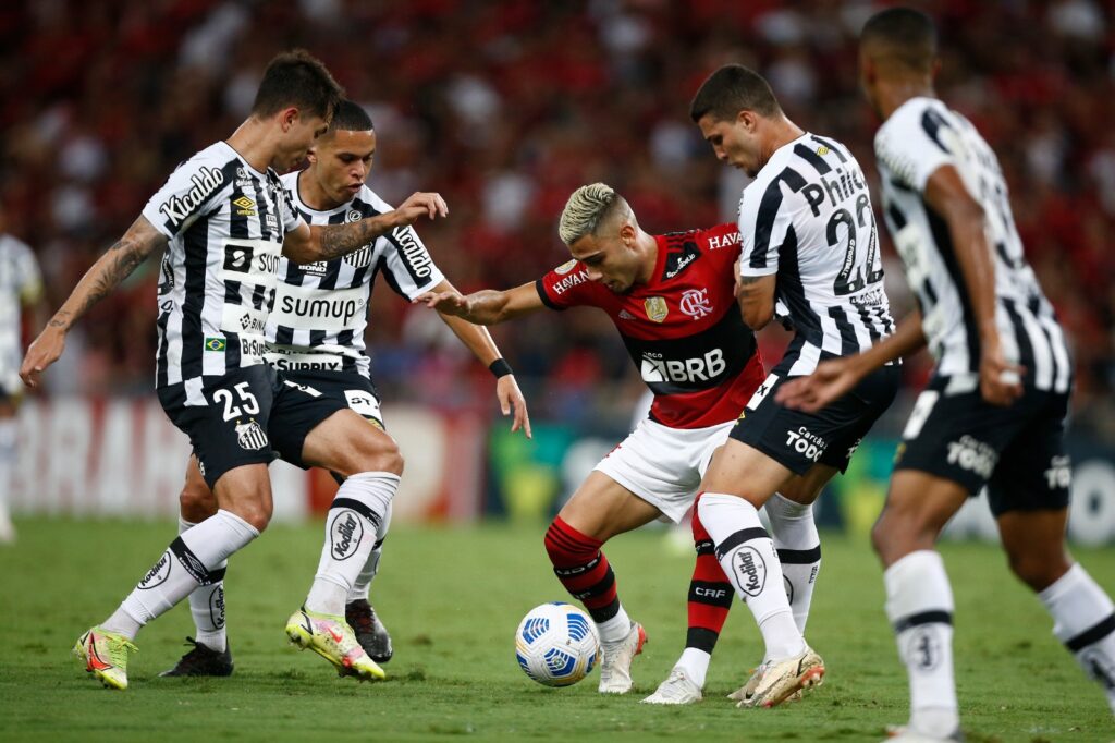 Andreas Pereira, do Flamengo, disputa a bola com Vinicius Zanocelo, do Santos, durante uma partida entre Flamengo e Santos no Brasileirão 2021, no Estádio do Maracanã, em 6 de dezembro de 2021, no Rio de Janeiro, Brasil.