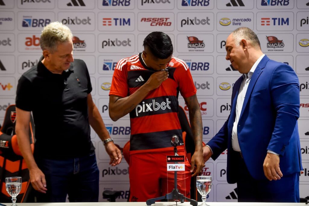 Imagens de Bruno Henrique após a coletiva que anunciou sua renovação com o Flamengo emocionaram os torcedores nas redes