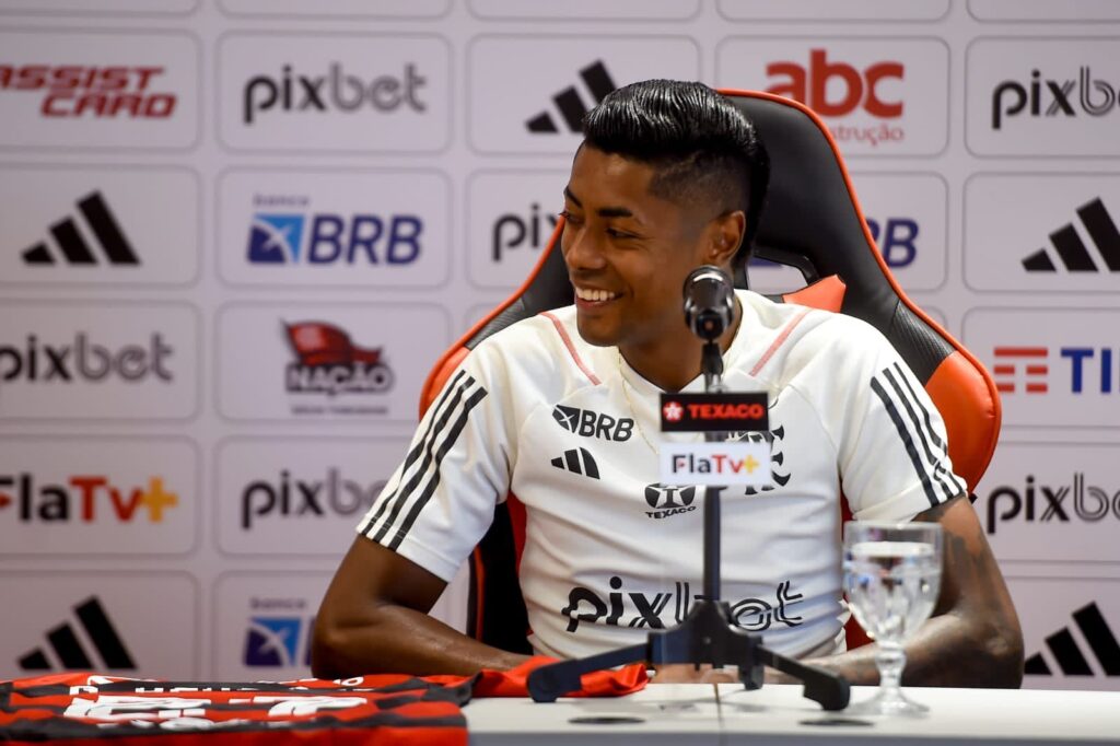 Bruno Henrique concedeu entrevista coletiva e falou pela primeira vez após oficializar sua renovação com o Flamengo