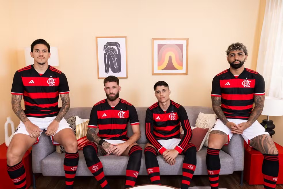 Em anúncio da nova camisa do Flamengo, Adidas faz homenagens a Seu Denir, referências a Gabigol e neto de Tite como ator; veja