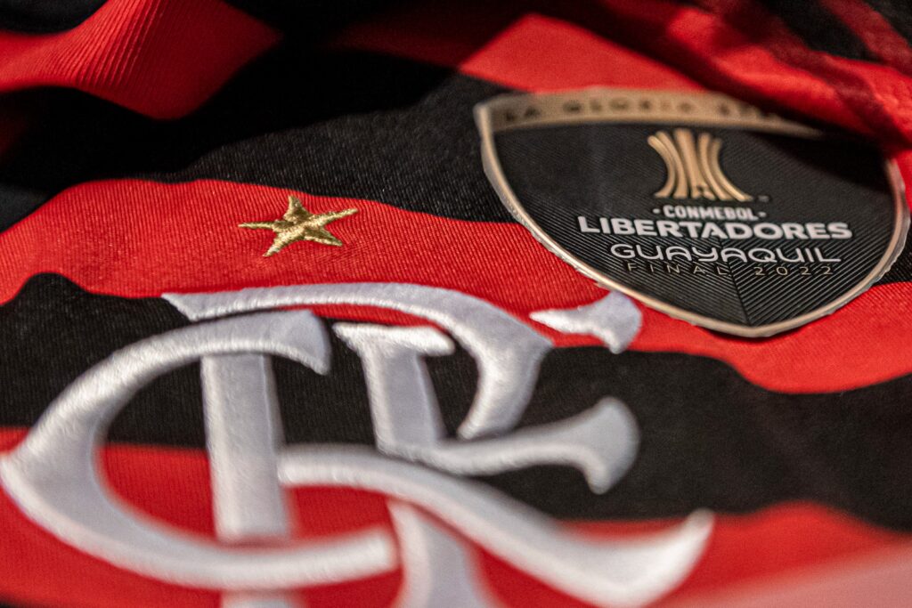 Tudo sobre o Flamengo: detalhe da camisa do Flamengo mostra o escudo e os patches de comemoração da Copa do Brasile Libertadores de 2022