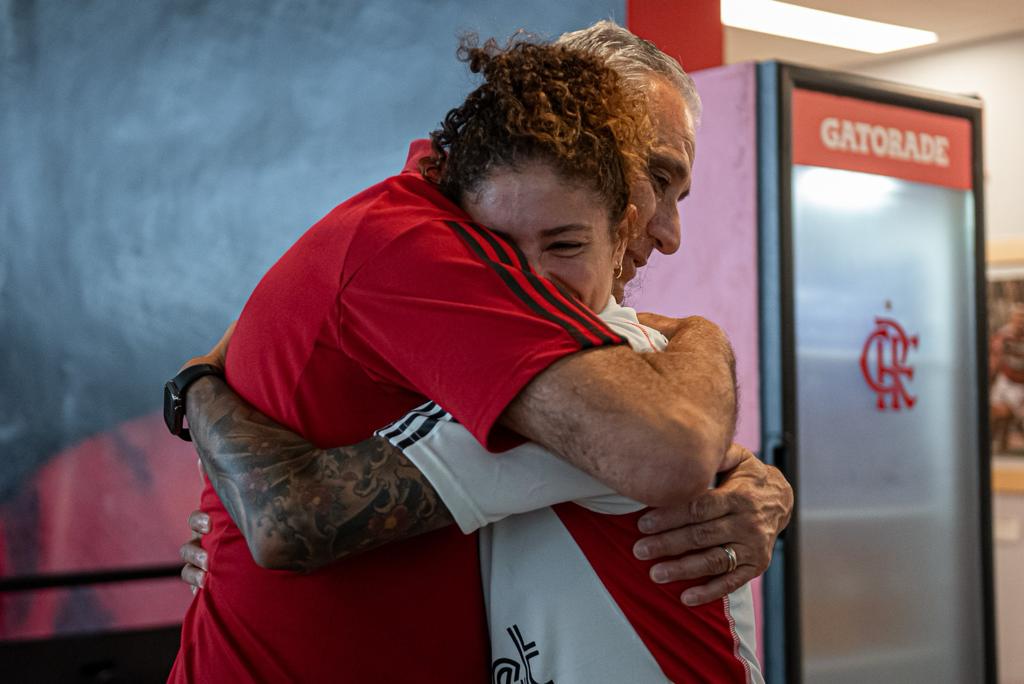Cristiane abraça Tite no Ninho do Urubu; nova contratação do Flamengo, atacante foi bem recebida pelo comandante do time masculino