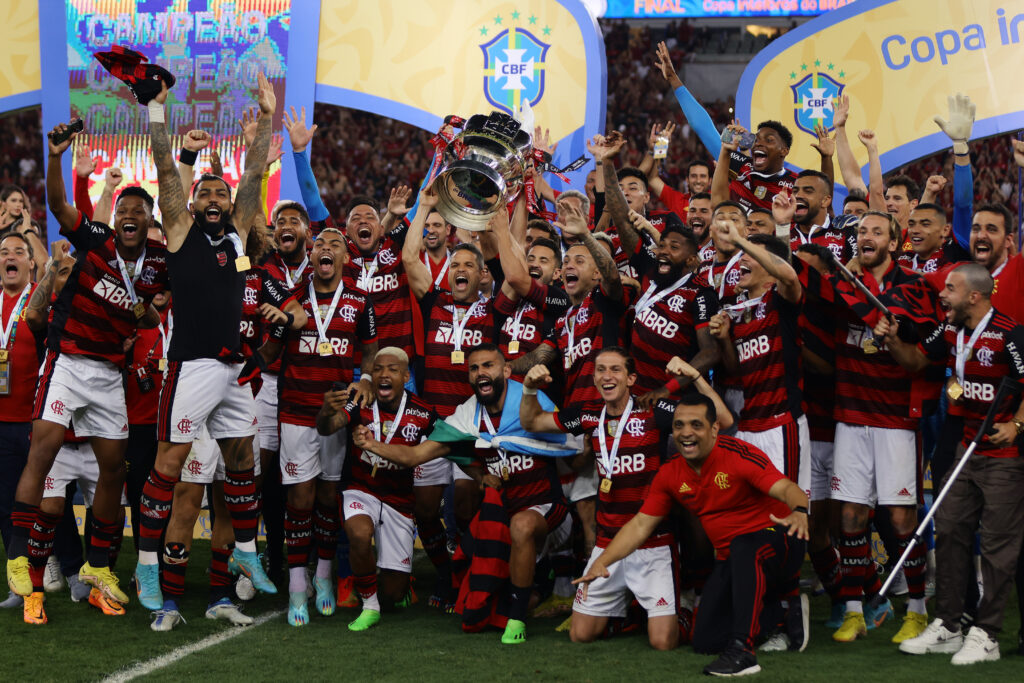 Narrador torcedor do Vasco vê Flamengo levantando apenas uma taça em 2024 e acredita em dois títulos do cruzmaltino