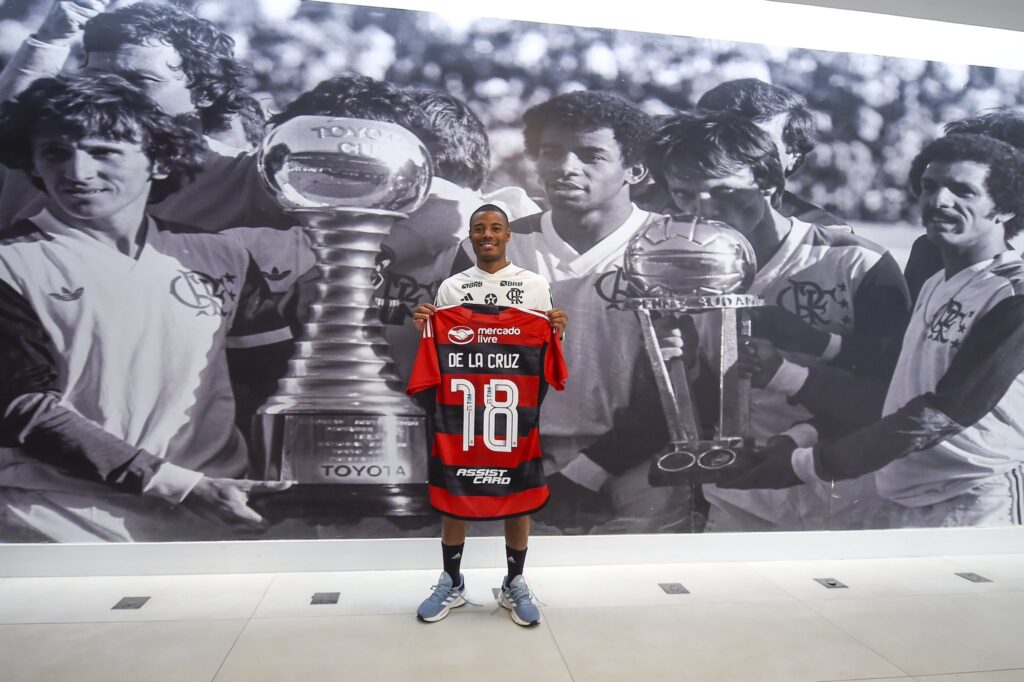 De La Cruz posa com a camisa 18 do Flamengo no Ninho do Urubu