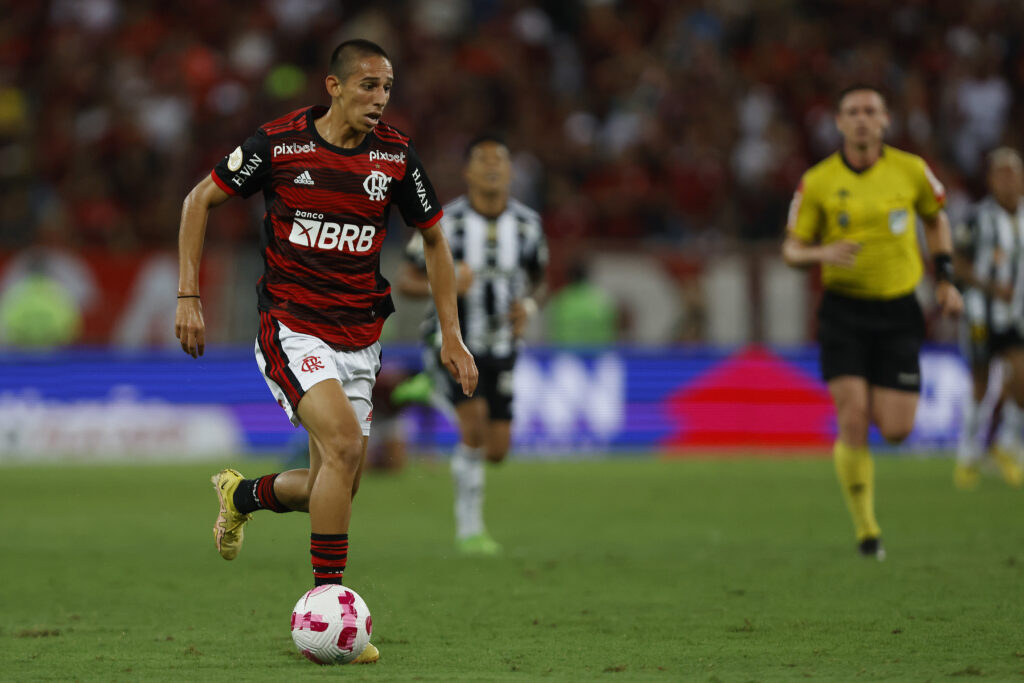 Werton, do Flamengo, controla a bola durante uma partida entre Flamengo e Atlético Mineiro no Brasileirão 2022, no Estádio do Maracanã, em 15 de outubro de 2022, no Rio de Janeiro, Brasil.