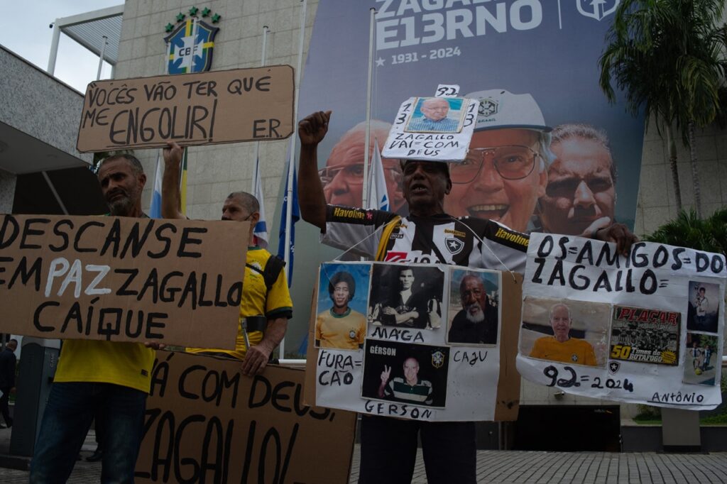 Fãs fazem homenagens a Zagallo com fotos e cartazes; lenda atuou no Flamengo como jogador e técnico
