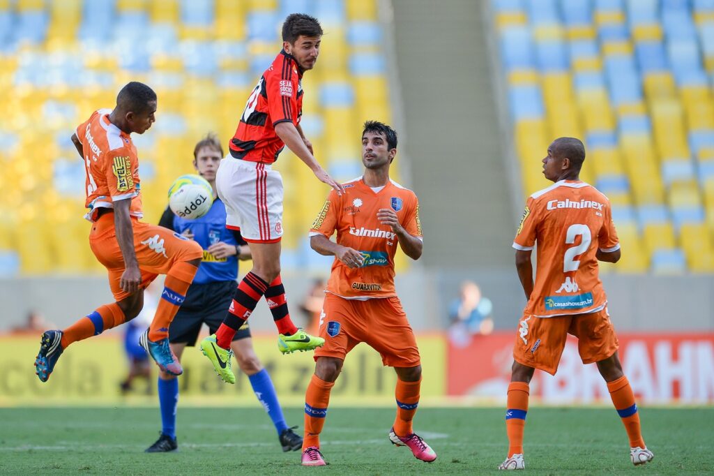 Mattheus Oliveira, filho de Bebeto, do Flamengo luta pela bola durante a partida entre Flamengo e Audax pelo Carioca 2014 no Maracanã em 19 de janeiro de 2014 no Rio de Janeiro, Brasil.