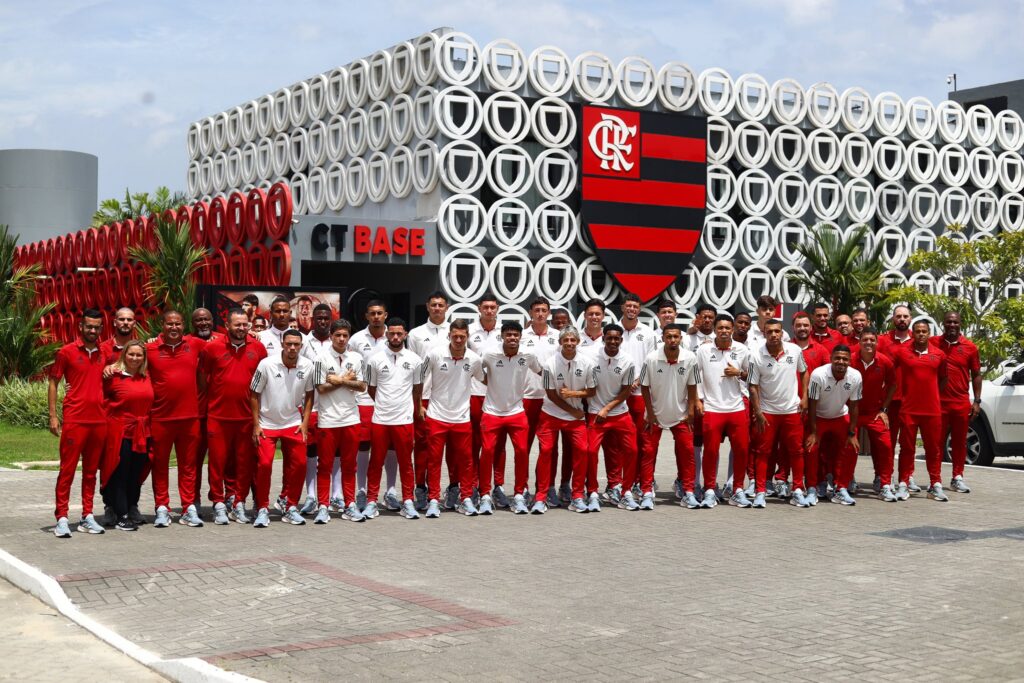 Elenco do Flamengo posa para foto antes de embarcar para a Copinha