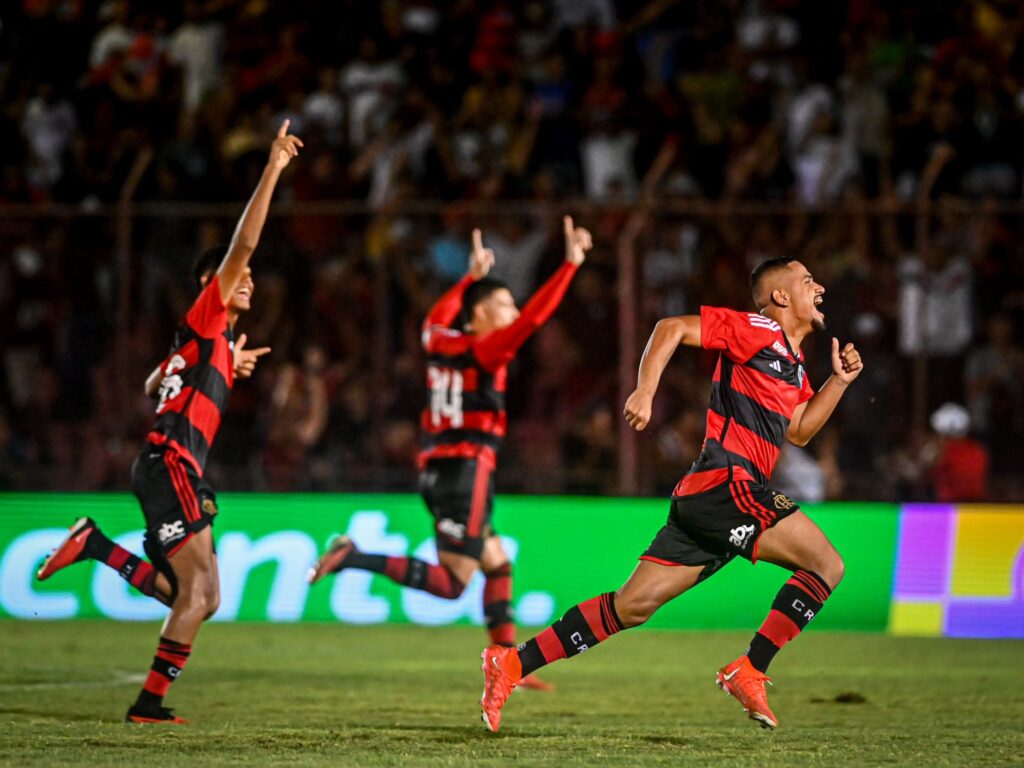 Jogadores do Flamengo celebram classificação na Copinha