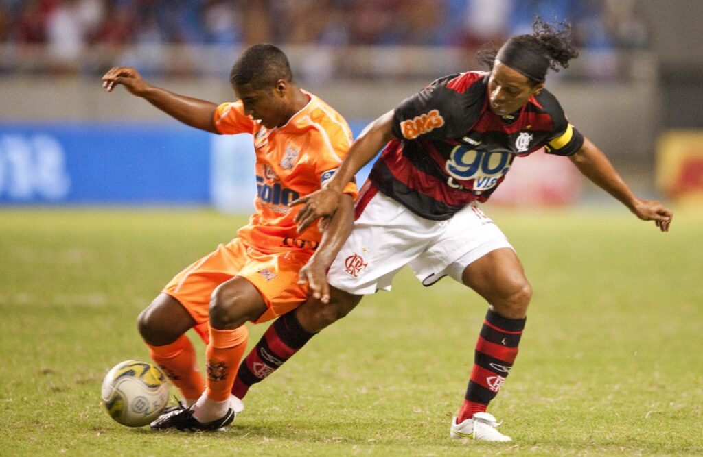 Ronaldinho (R), do Flamengo, disputa a bola com Willie, do Nova Iguaçu, durante sua primeira partida pelo Flamengo, do Rio de Janeiro, após deixar o clube italiano Inter de Milão, no estádio Engenhão, no Rio de Janeiro, Brasil, em 2 de fevereiro de 2011