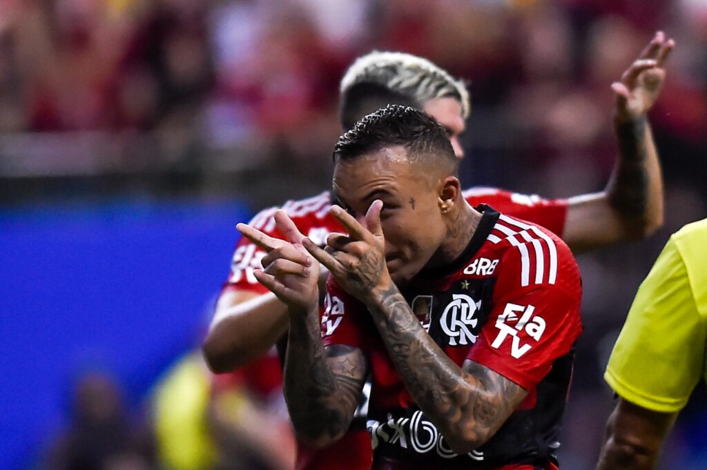 Jogadores do Flamengo comemorando um dos gols da goleada por 4 a 0 sobre o Audax, em jogo válido pela primeira rodada do Campeonato Carioca.