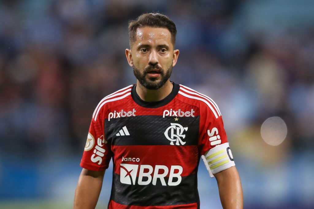 Everton Ribeiro of Flamengo looks on during the match between Gremio and Flamengo as part of Brasileirao 2023 at Arena do Gremio Stadium on October 25, 2023 in Porto Alegre, Brazil.