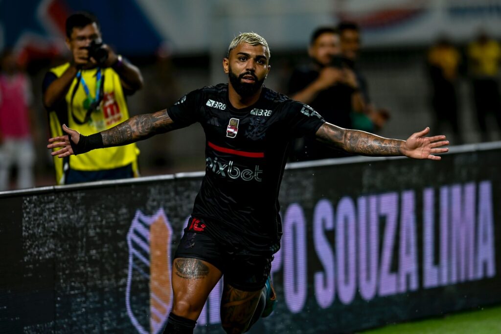 Gabigol comemora gol em vitória do Flamengo contra o Sampaio Corrêa
