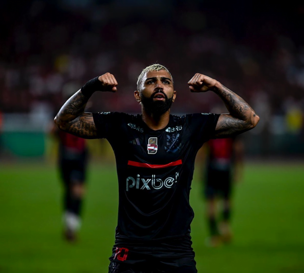 Gabigol comemora gol do Flamengo; Clube negocia novo patrocínio para a maga