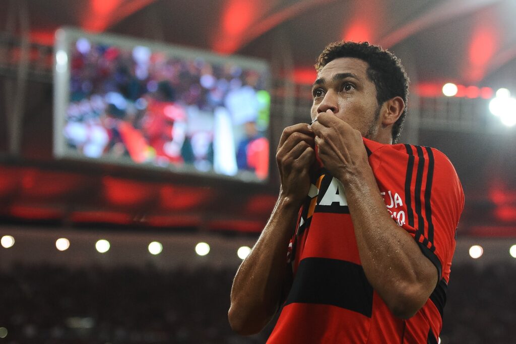Hernane, ex-jogador do Flamengo e atualmente na Portuguesa, comemorando gol pelo ex-clube. O jogador irá enfrentar o Fla neste mês, pelo Campeonato Carioca