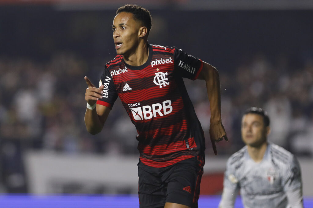 Lazaro, cria do Flamengo, na mira do RB Bragantino