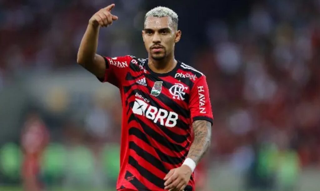 Matheuzinho em campo pelo Flamengo,; lateral não assina com o Corinthians e retorna ao Fla após negociação frustrada
