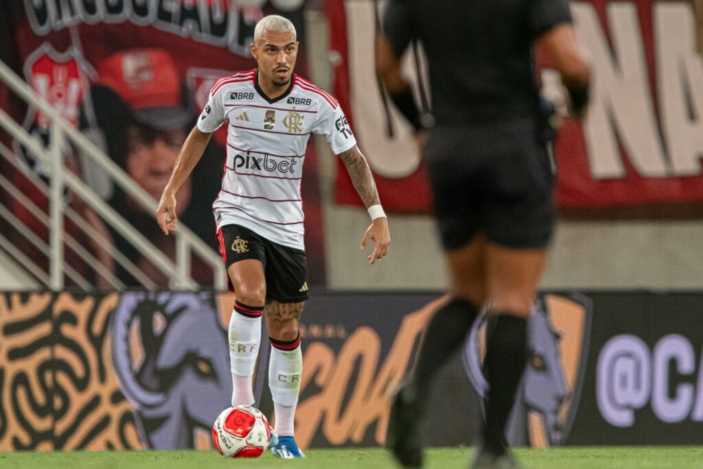 No encontro de John Textor e Landim no amistoso do Flamengo, dono do Botafogo oficializa proposta por Matheuzinho