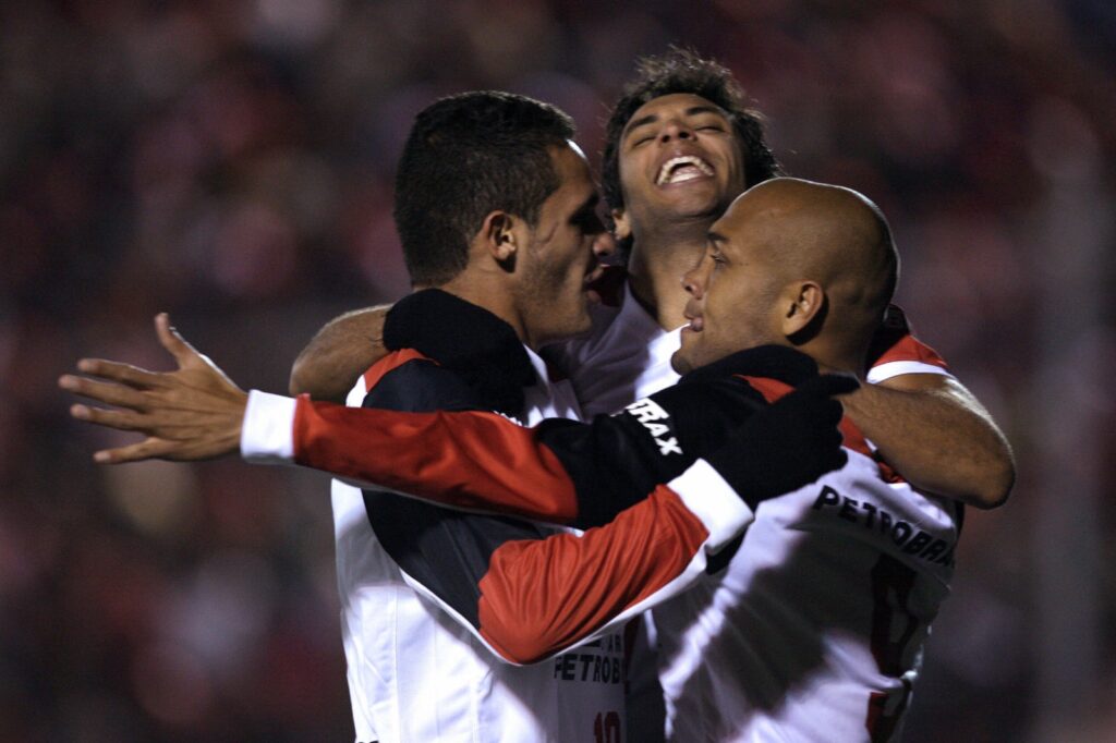 Renato Augusto Soares, ex-Flamengo e atualmente no Fluminense, comemora com seus companheiros Rodrigo Souza (R) e Ibson (C) após marcar um gol contra o peruano Cienciano durante a partida da Copa Libertadores, em 9 de abril de 2008, em Cusco, Peru.