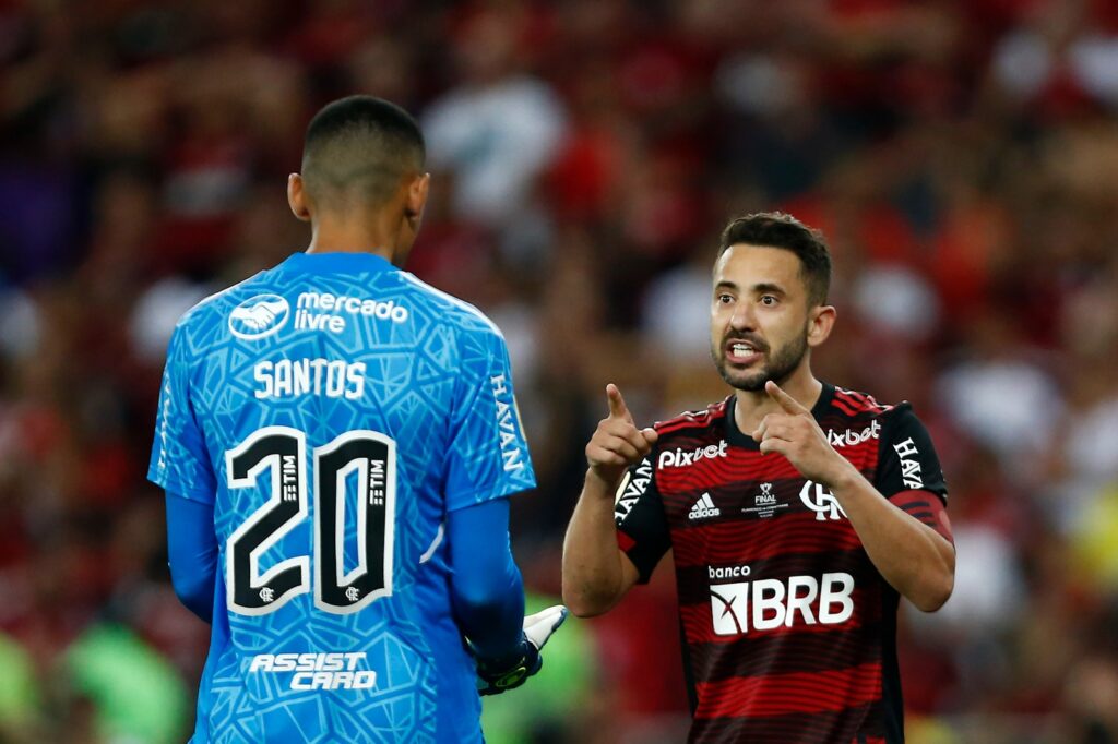Flamengo não recupera milhões investidos em direitos federativos de Everton Ribeiro, Rodrigo Caio e Santos, que vão reforçar rivais em 2024