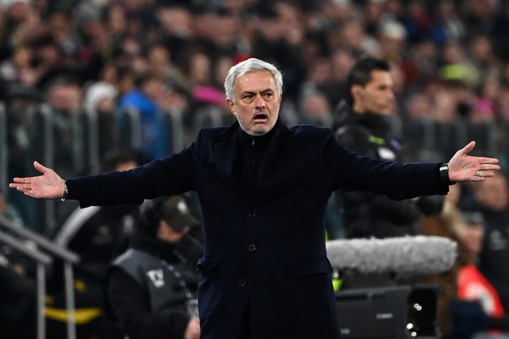 O técnico português da Roma, José Mourinho, reage da área técnica durante a partida de futebol da Série A italiana entre Juventus e Roma, no Allianz Stadium, em Torino, em 30 de dezembro de 2023