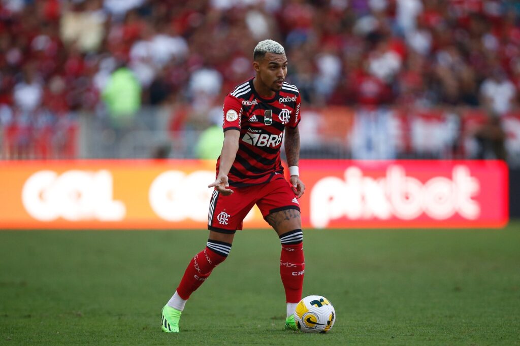 Matheuzinho, do Flamengo e envolvido em negociações com o Corinthians, controla a bola durante uma partida entre Flamengo e Athletico Paranaense no Brasileirão 2022, no Estádio do Maracanã, em 14 de agosto de 2022, no Rio de Janeiro, Brasil.