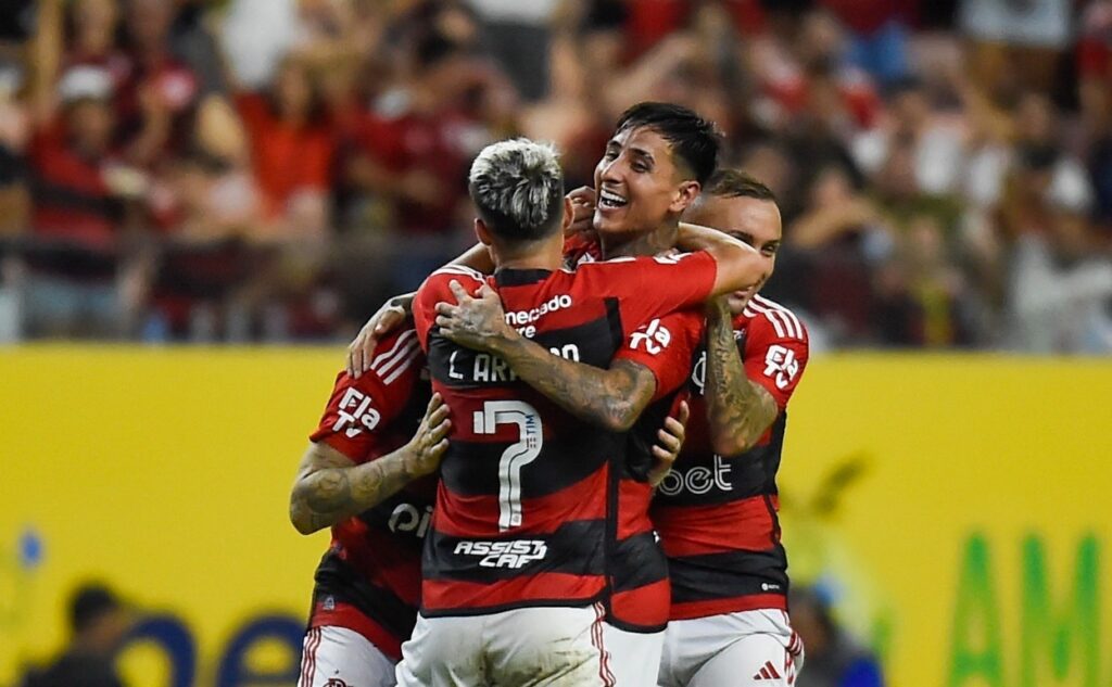 Pulgar, um dos destaques do jogo comemora gol do Flamengo sobre o audax com os companheiros. Volante obteve uma das melhores notas no jogo do flamengo
