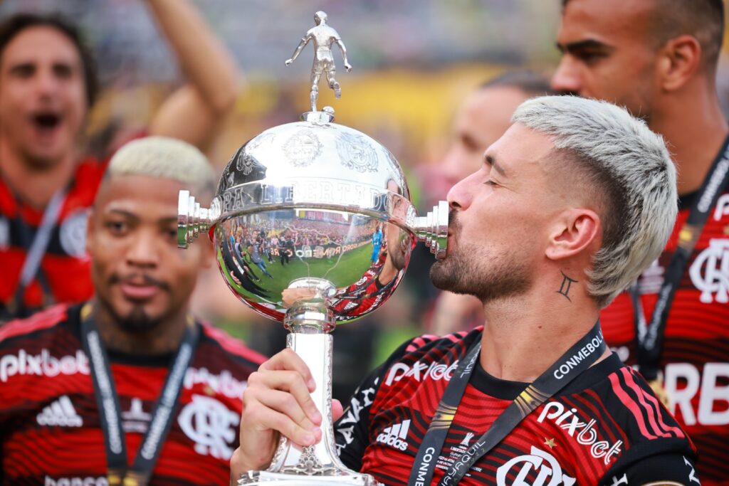 Giorgian de Arrascaeta, do Flamengo, beija o troféu após vencer a final da Copa CONMEBOL Libertadores 2022 entre Flamengo e Athletico Paranaense no Estádio Monumental Isidro Romero Carbo em 29 de outubro de 2022 em Guayaquil, Equador