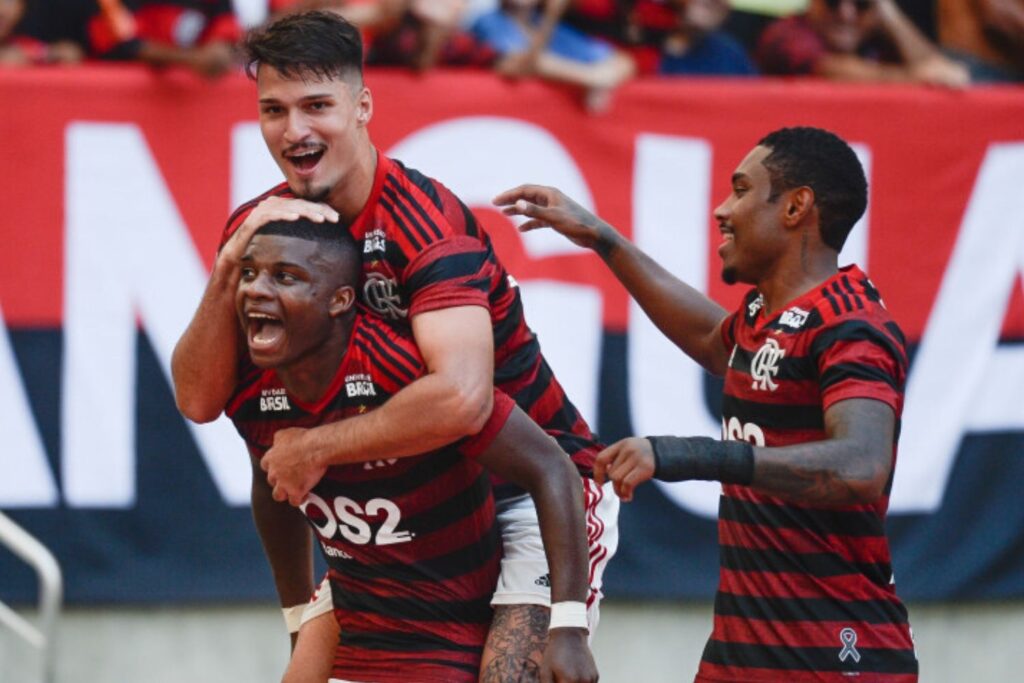 Thuler, Lincoln e Vitinho comemoram gol do Flamengo