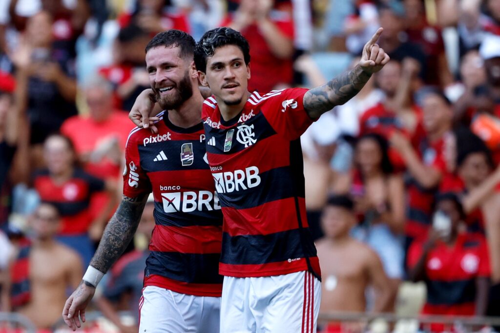 Pedro, do Flamengo, comemora com Léo Pereira, do Flamengo, após marcar o segundo gol de seu time na partida entre Flamengo e Cuiabá, pelo Brasileirão 2023, no Estádio do Maracanã