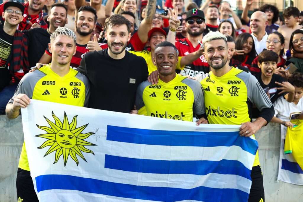 Varela, Viña, De La Cruz e Arrascaeta com a bandeira do Uruguai em treino do Flamengo
