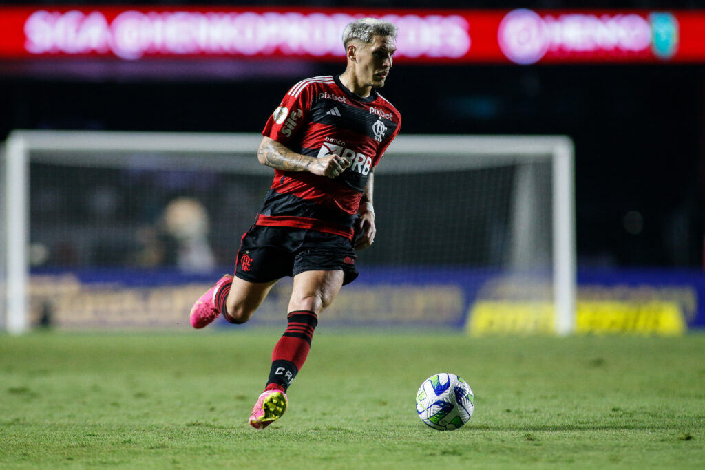 Varela em campo com a camisa do Flamengo