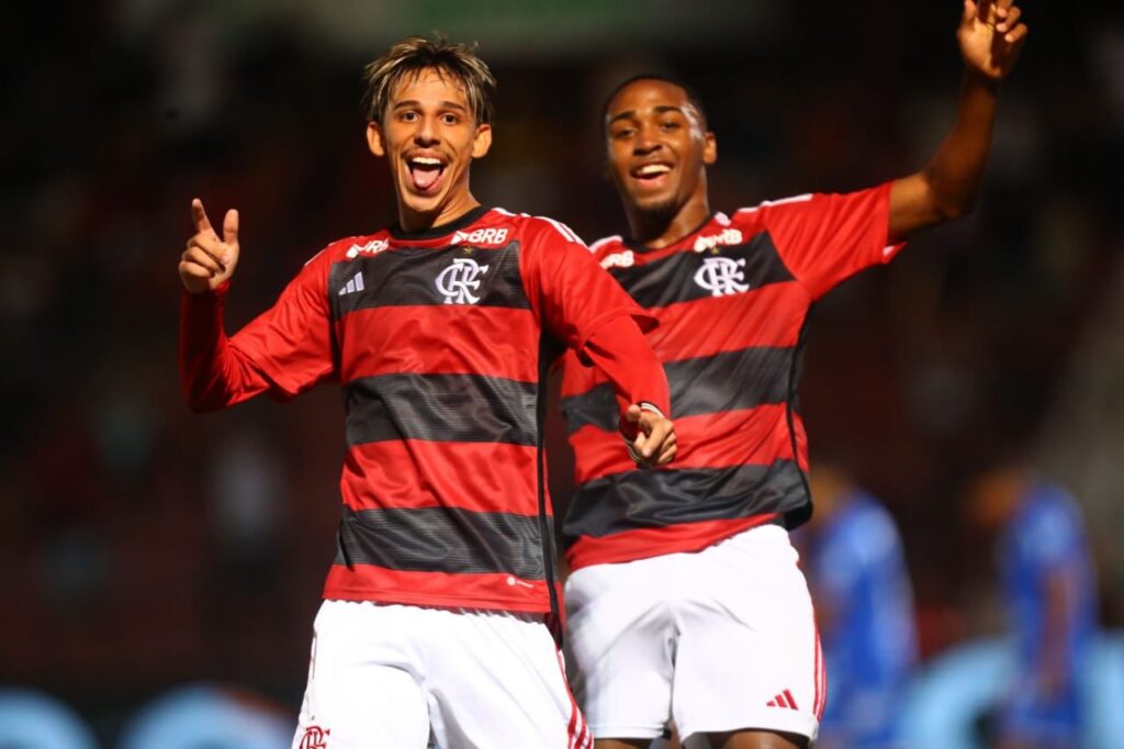 Werton e Lorran comemoram gol do Flamego na Copinha; Fla-Anjo, que ajuda futebol da base, bateu recorde nacional de arrecadação em 2023
