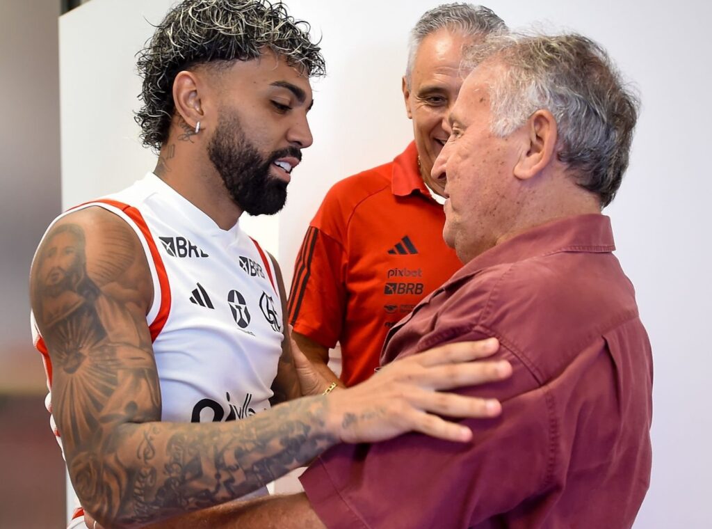 Após anunciar novidade e posar com Tite e Gabigol, Zico agradeceu ao Flamengo pela visita ao Ninho do Urubu