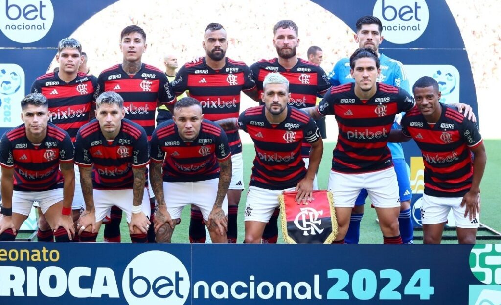 Foto oficial do time do Flamengo que venceu o Fluminense pela décima rodada do Cariocão 2024